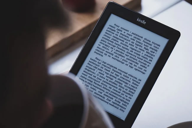 Un usuario leyendo un ebook en dispositivo Kindle